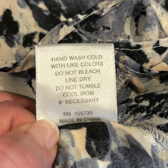 Rose & Olive Abstract Floral Print Top Blouse Size 1X - Picture 8 of 11